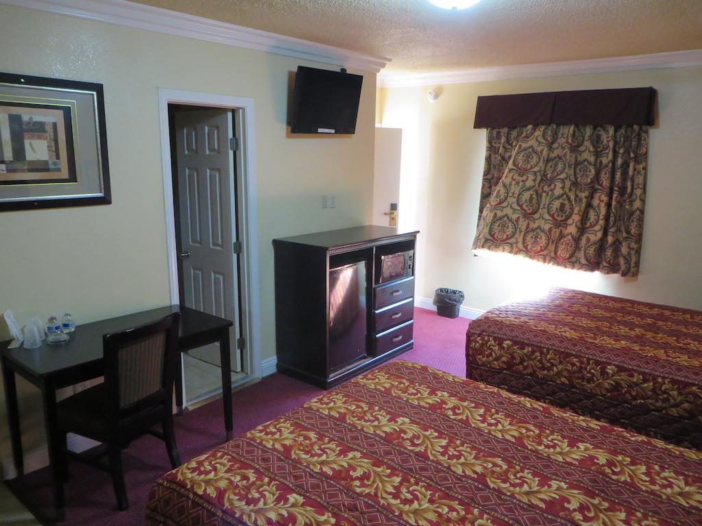 Queen Room with Two Queen Beds - Smoking